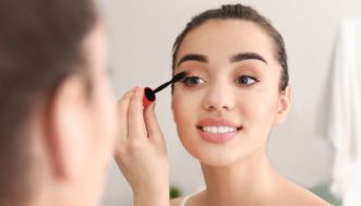 Le cause dei brufoli sul mento e i rimedi per ridurli e prevenirli