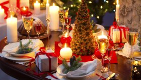 Tavola delle feste: consigli per apparecchiare e decorare