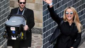 Michelle Hunziker esce dalla clinica con la piccola Celeste