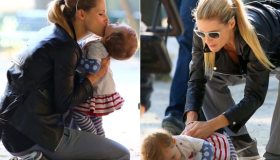 Capitombolo al parco per la piccola Sole Trussardi: mamma Michelle accorre