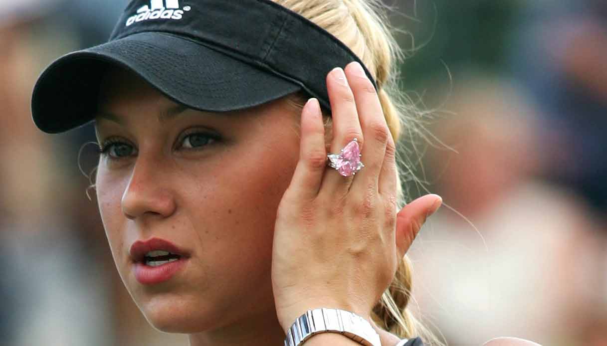 L'anello di fidanzamento donato da Enrique Iglesias ad Anna Kurnikova