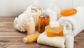 Come fare a scegliere lo shampoo? Imparando a evitare ciò che danneggia la chioma (e non solo)