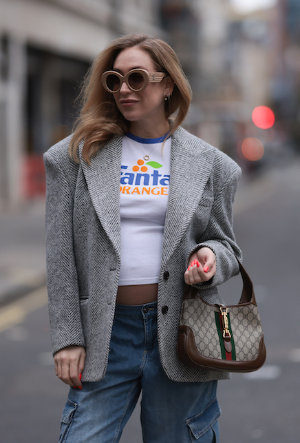 ragazza con borsa jackie o di Gicci