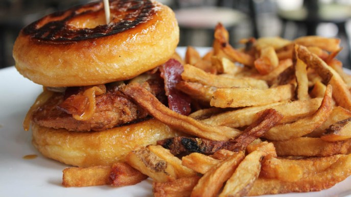 Dolce o salato? Se siete indecisi, provate il doughnut burger