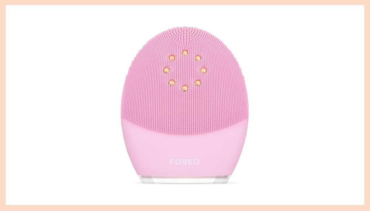 spazzola viso rosa con puntini circolari dorati