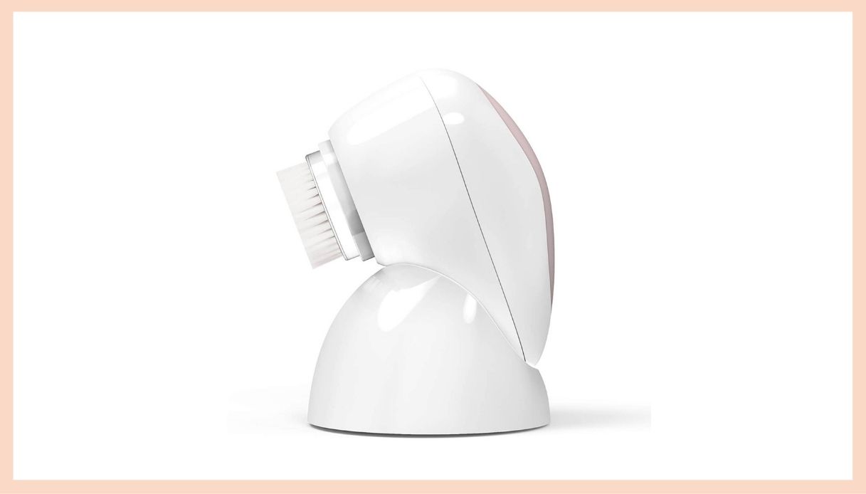 spazzola pulizia viso bianca con setole e base di appoggio
