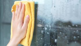 Mai più aloni: tutti i segreti per far brillare i vetri di casa