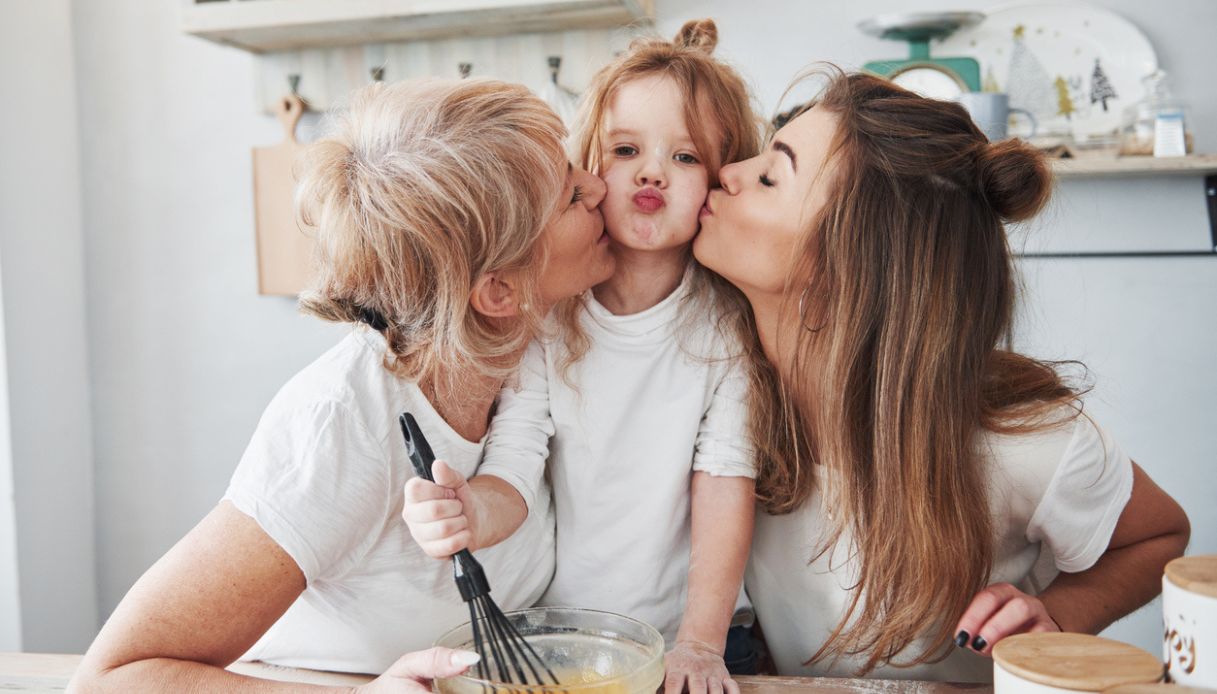 baciare i figli sulle labbra