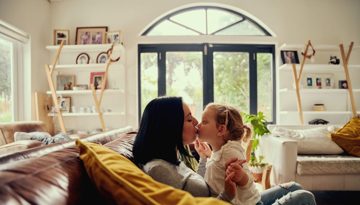 baciare i figli sulle labbra