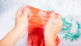 Come togliere le macchie di candeggina dai tessuti: idee e consigli