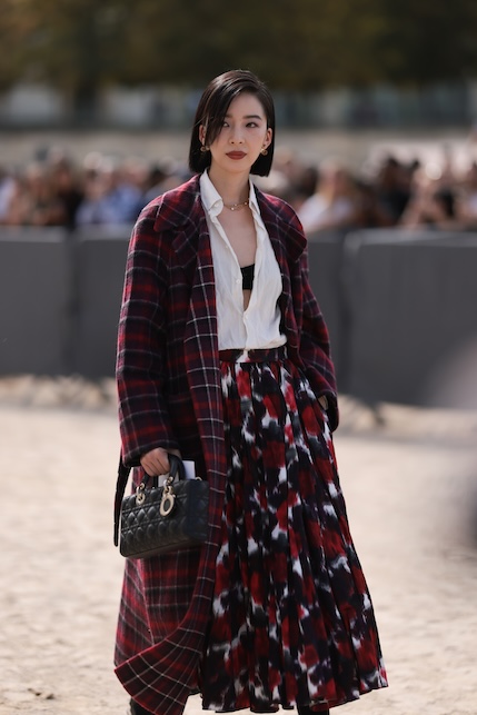 donna con gonna a ruota in fantasia, camicia bianca e cardigan colorato