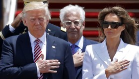 Melania Trump, gesto di stizza: non dà la mano al marito Donald