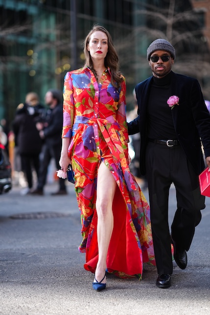 ragazza con chemisier a fiori