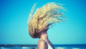 Capelli splendidi con l’olio di sesamo: i consigli