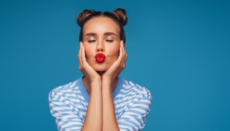 Le cause dei brufoli sul mento e i rimedi per ridurli e prevenirli