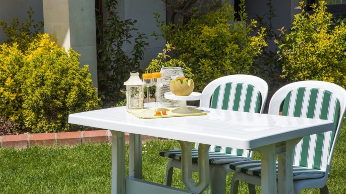 Mobili da giardino: come pulire la plastica