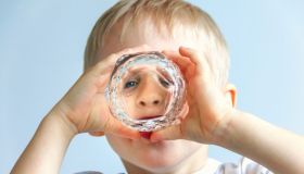 Perché i bambini vogliono l’acqua prima di dormire?