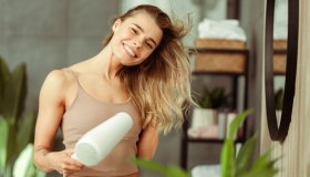 I consigli pratici per usare bene il phon e avere capelli luminosi
