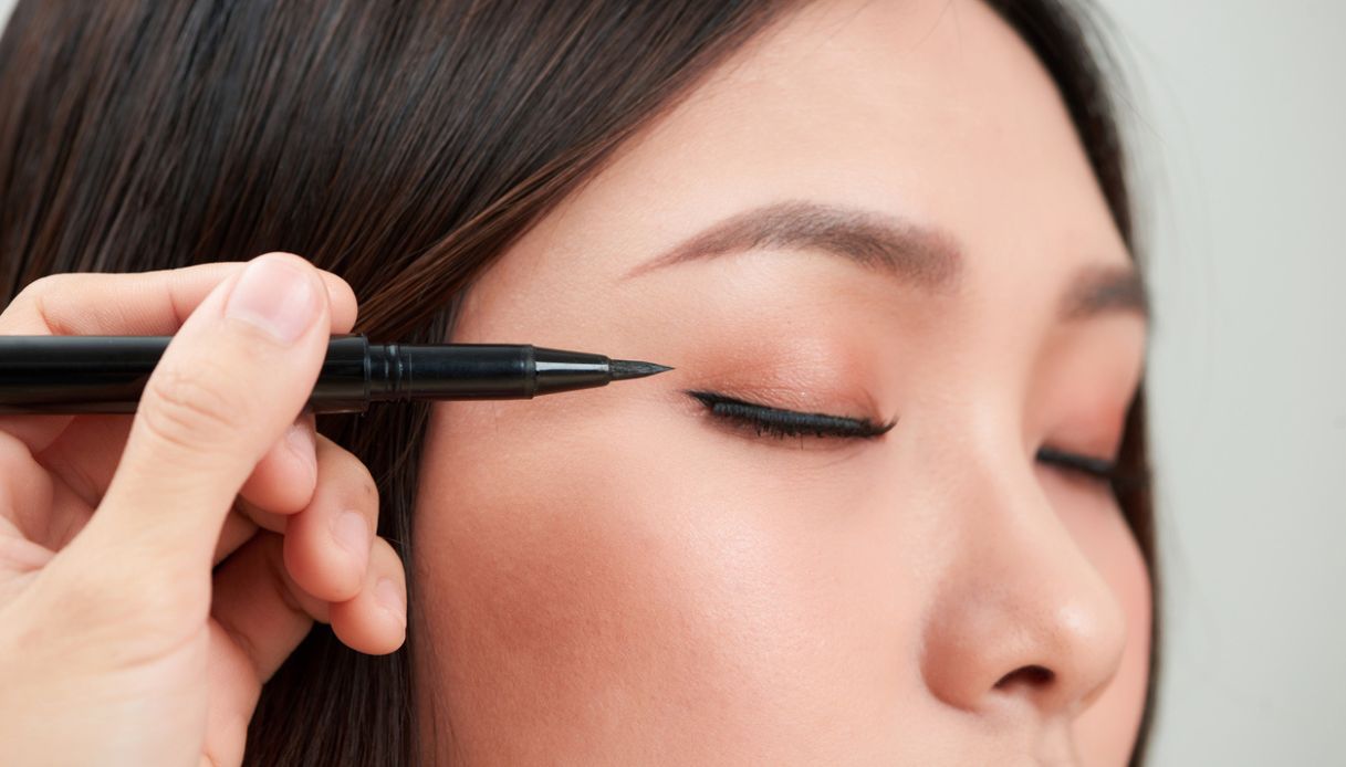 Come applicare l'eyeliner