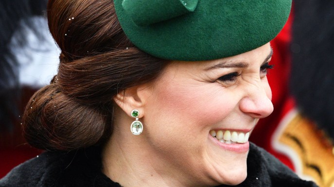 Kate Middleton all’ottavo mese conquista i soldati col pancione e William col pollo