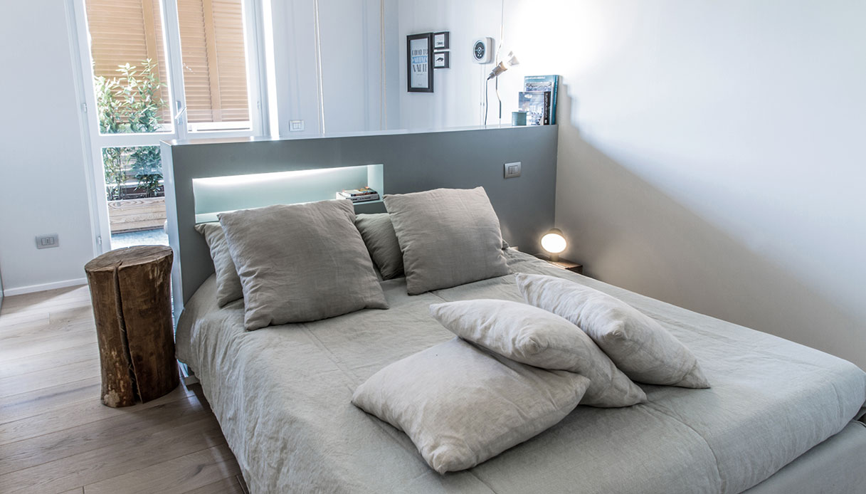 letto matrimoniale grigio