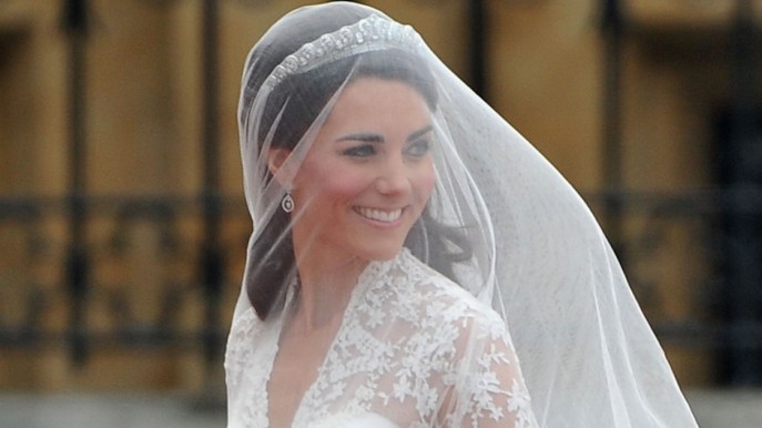 Kate Middleton, l’abito da sposa di H&M costa meno di 200 euro ed è identico al suo
