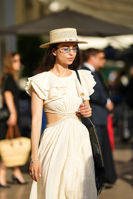ragazza che indossa abito beige e cappello di paglia