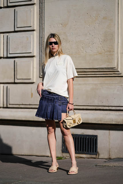 Ragazza che indossa gonna in jeans e t-shirt beige