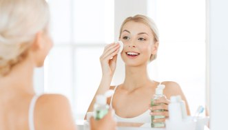 Le cause dei brufoli sul mento e i rimedi per ridurli e prevenirli