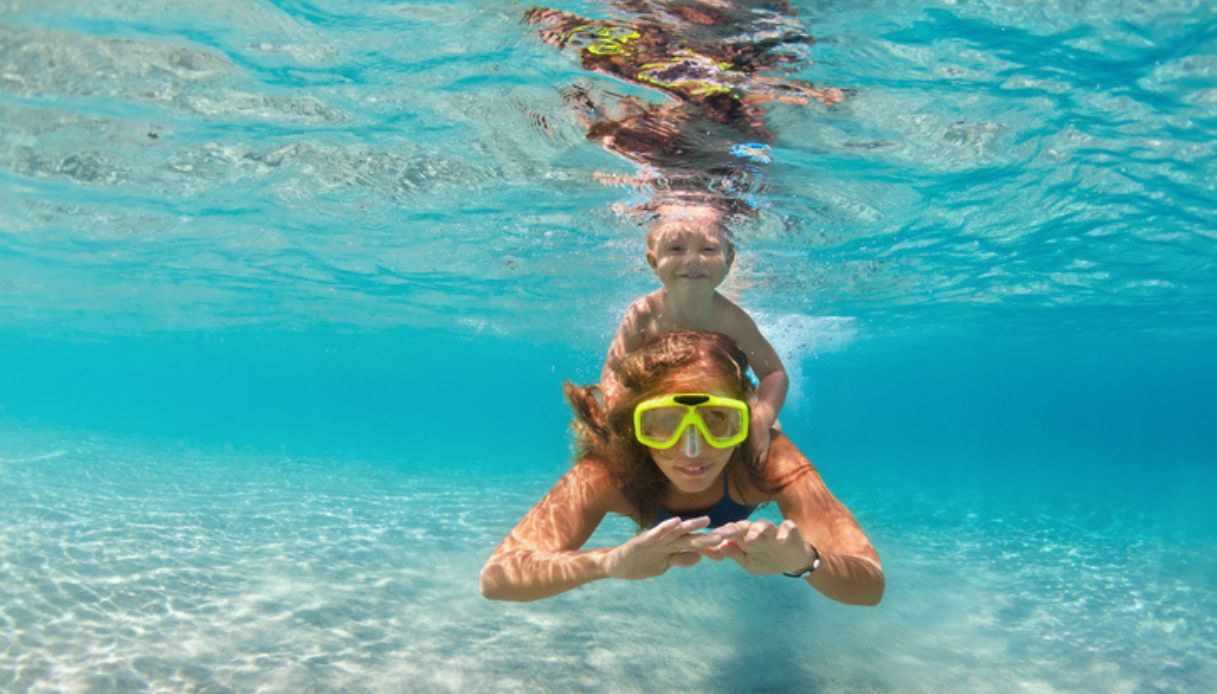 imparare a nuotare al mare