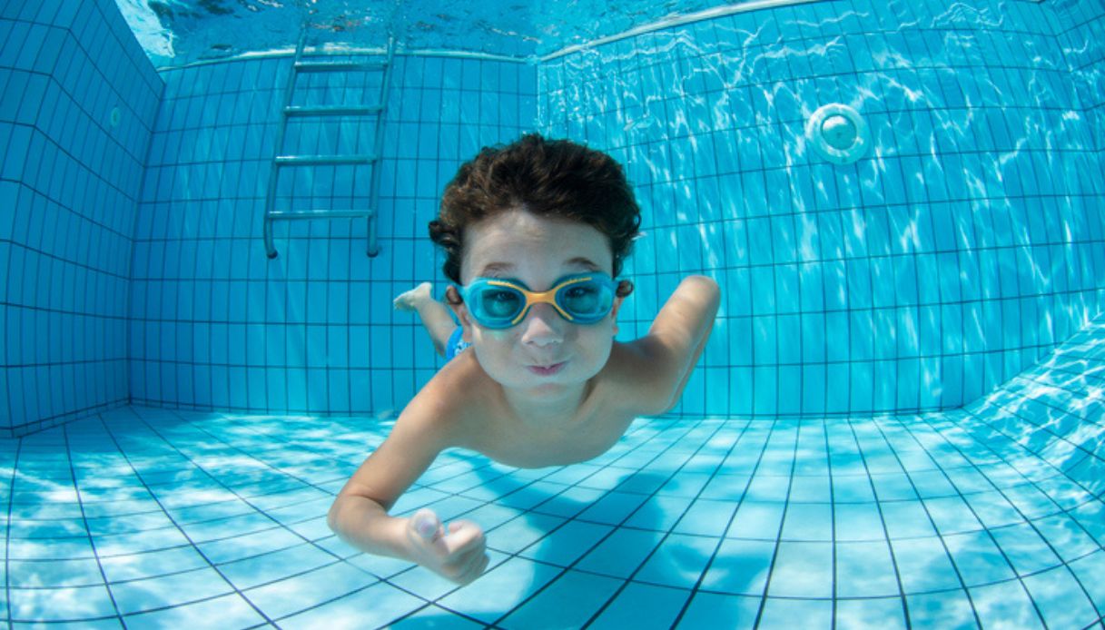 imparare a nuotare al mare