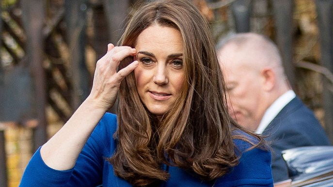 Kate Middleton, stanca e sciupata di giorno. Ma si riscatta al party per Carlo