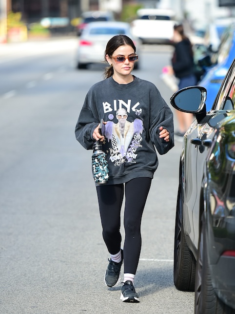 Lucy Hale con il leggins neri