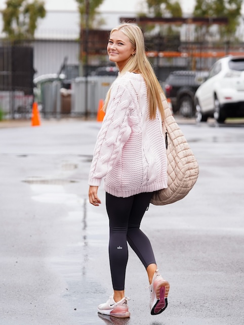 ragazza con leggins e pullover