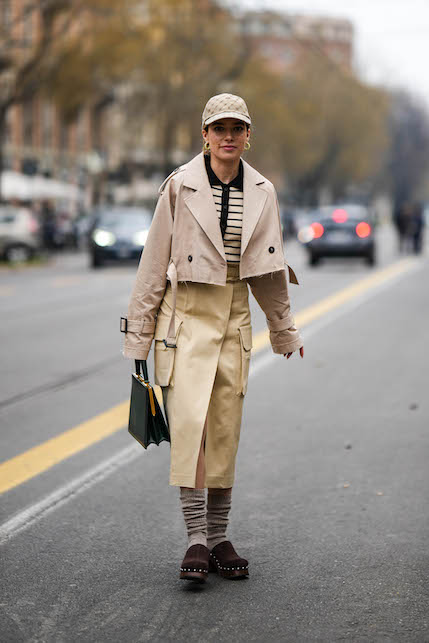 ragazza con completo beige e zoccoli