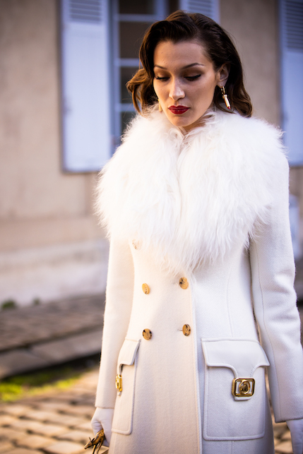 Outfit total white per le feste, consigli di stile