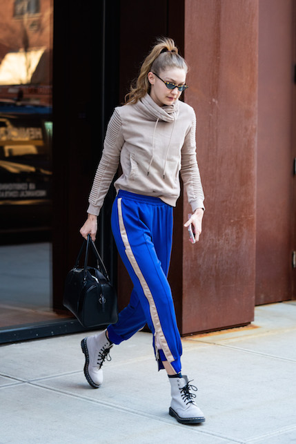 Gigi Hadid con felpa beige e pantaloni bluette