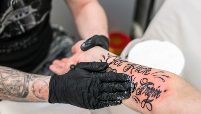 Prendersi cura di un tatuaggio, il tatuatore