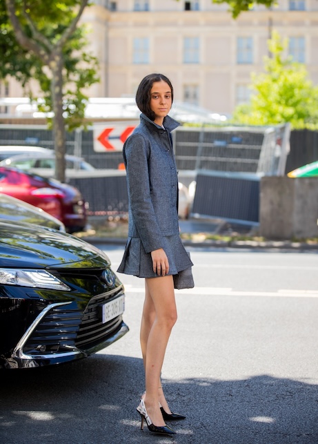 ragazza con gonna e giacca grigia e slingback