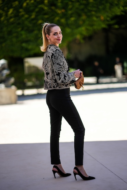 chiara ferragni con slingback nere e pantaloni neri
