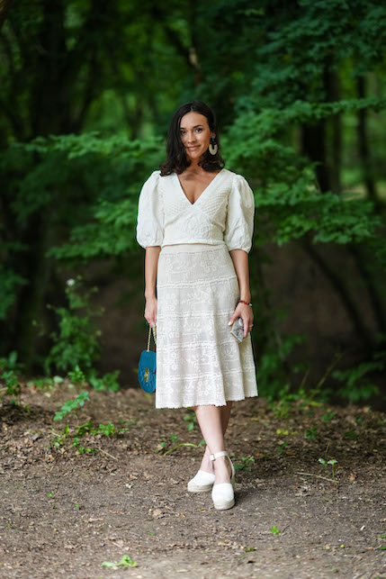 ragazza con abito in sangallo e espadrillas