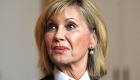 Olivia Newton-John parla del cancro che l’ha colpita e fa una confessione