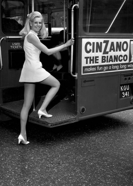donna anni '60 che sale su un autobus