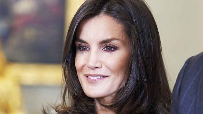 Letizia di Spagna copia l’abito blu a pois e incanta il Palazzo
