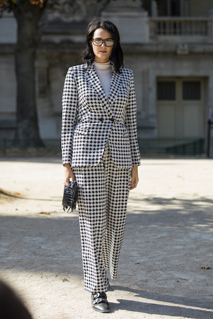 Donna con completo in pied de poule