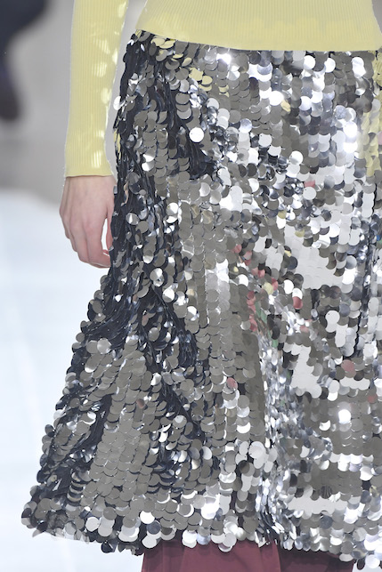 donna con gonna in paillettes argento