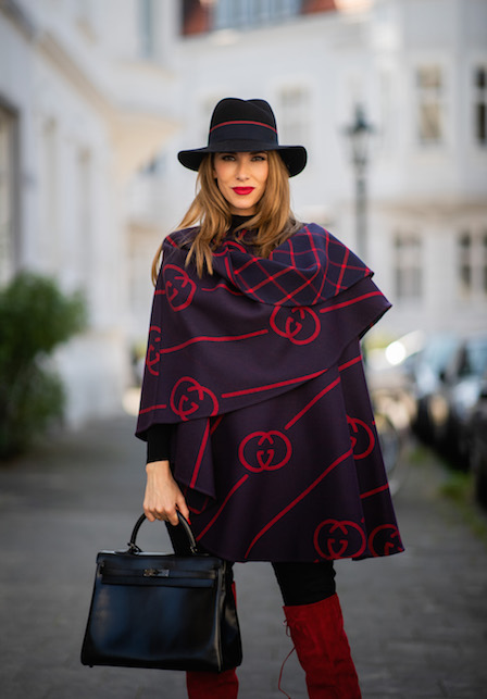 Donna con mantella blu e cappello
