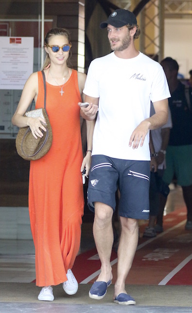 Beatrice Borromeo con abito a tunica arancione e Pierre Casiraghi con t-shirt bianca e bermuda blu