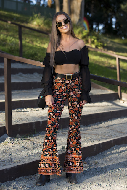 ragazza con pantalone a zampa a fiori e top nero