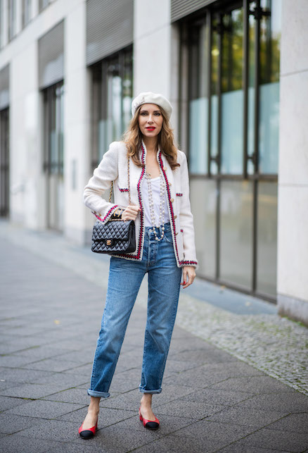modella con basco, giacca e maglietta bianca, mom jeans e ballerine